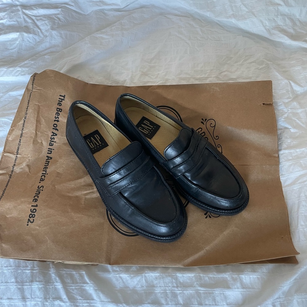 BLACK LEATHER PENNY LOAFERS